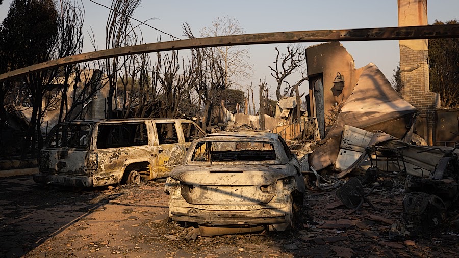 Kebakaran hutan di Los Angeles telah menghanguskan rumah-rumah dan kantor-kantor. (Michael Nigro/Bloomberg)