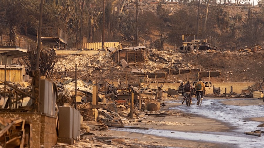 Rumah-rumah terbakar usai Kebakaran Palisades di Pacific Palisades Bowl Mobile Estates, LA, California, AS, Kamis (9/1/2025) (Jill Connelly/Bloomberg)