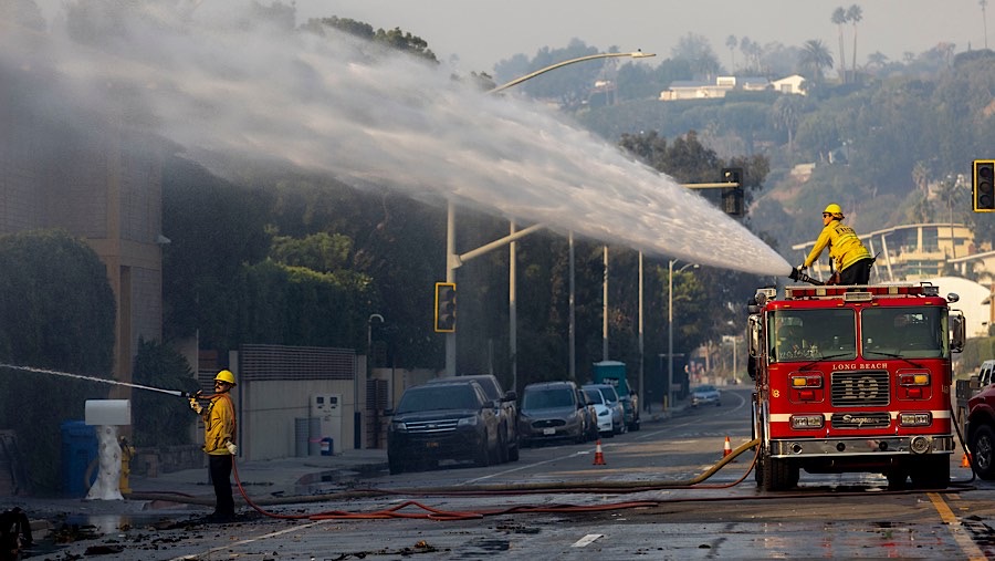 Petugas pemadam kebakaran berhasil mengendalikan beberapa kebakaran yang menghanguskan Los Angeles. (Jill Connelly/Bloomberg)