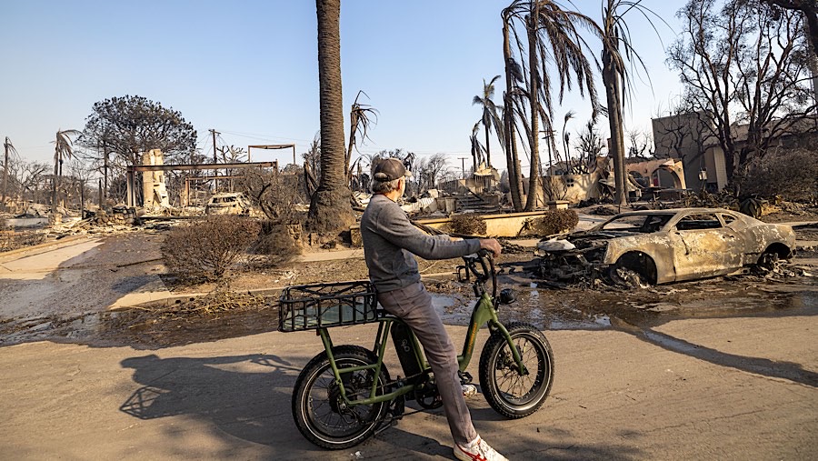 Pejabat memperingatkan warga dekat zona kebakaran untuk merebus air sebelum diminum karena abu dan puing mencemari waduk. (Michael Nigro/Bloomberg)