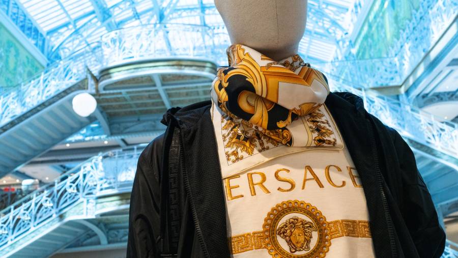 Pakaian Versace di sebuah department store di Paris. (Benjamin Girette/Bloomberg)