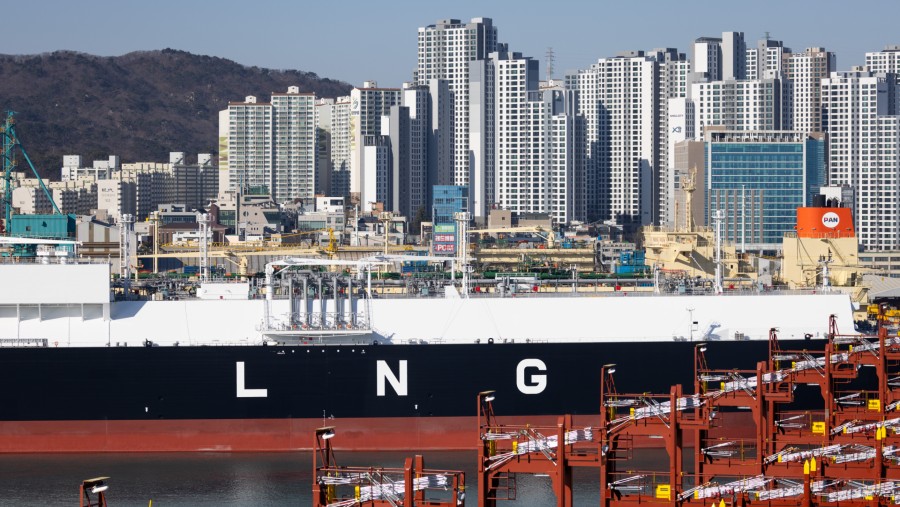 Kapal tanker gas alam cair (LNG) sedang dibangun di galangan kapal HD Hyundai Heavy Industries Co. di Ulsan, Korea Selatan./Bloomberg-SeongJoon Cho