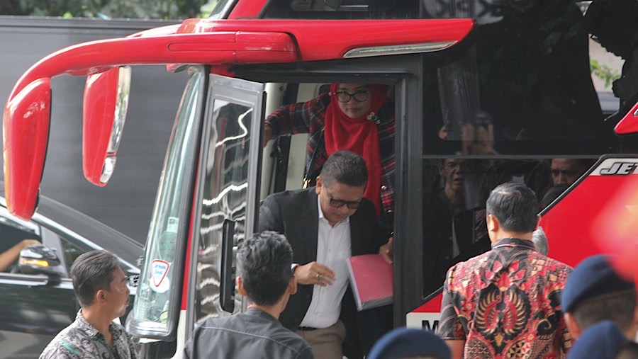 Sekjen PDIP, Hasto Kristiyanto turun dari bus saat tiba di Gedung KPK, Senin (13/1/2025). (Bloomberg Technoz/Andrean Kristianto)