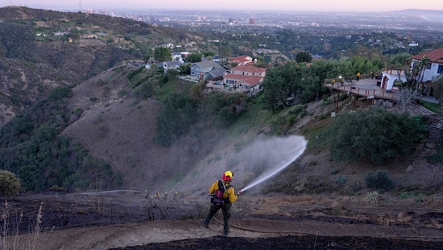 Meskipun tidak sekuat badai angin sebelumnya, angin Santa Ana dapat memperburuk kebakaran yang sudah berlangsung. (Kyle Grillot/Bloomberg)