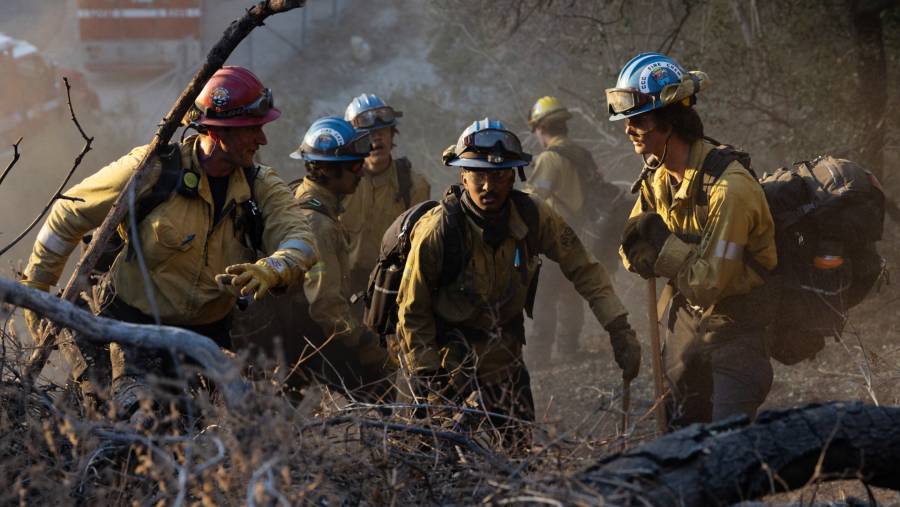 Petugas pemadam kebakaran dari California Conservation Corps berusaha memadamkam kebakaran Eaton di Altadena (13/1/2025). (Benjamin Fanjoy/Bloomberg)