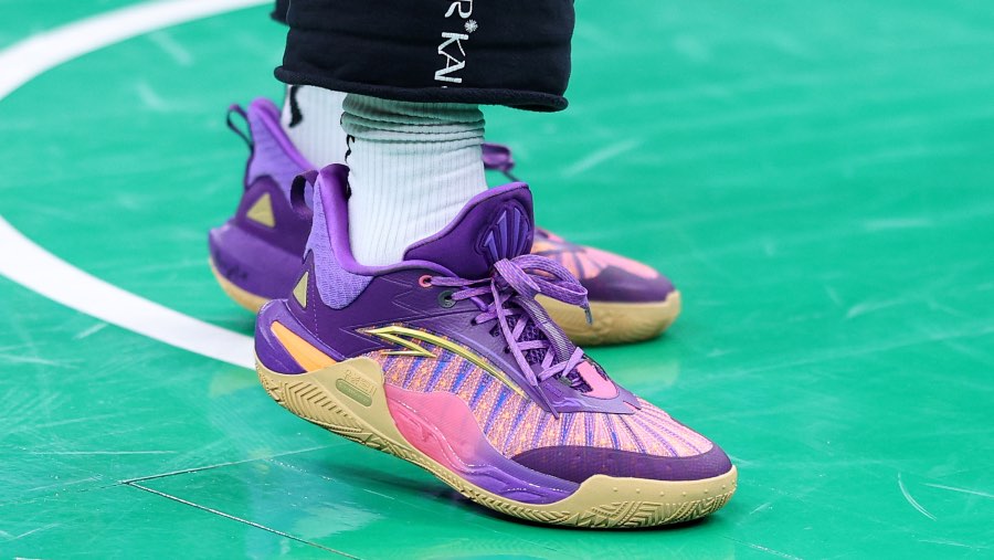 Sepatu Kyrie Irving buatan China. (Sumber: Bloomberg)