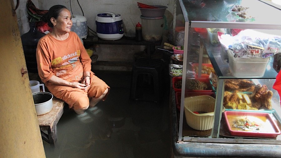 BMKG Kelas I Maritim Tanjung Priok telah mengeluarkan peringatan dini terkait potensi banjir rob. (Bloomberg Technoz/Andrean Kristianto)