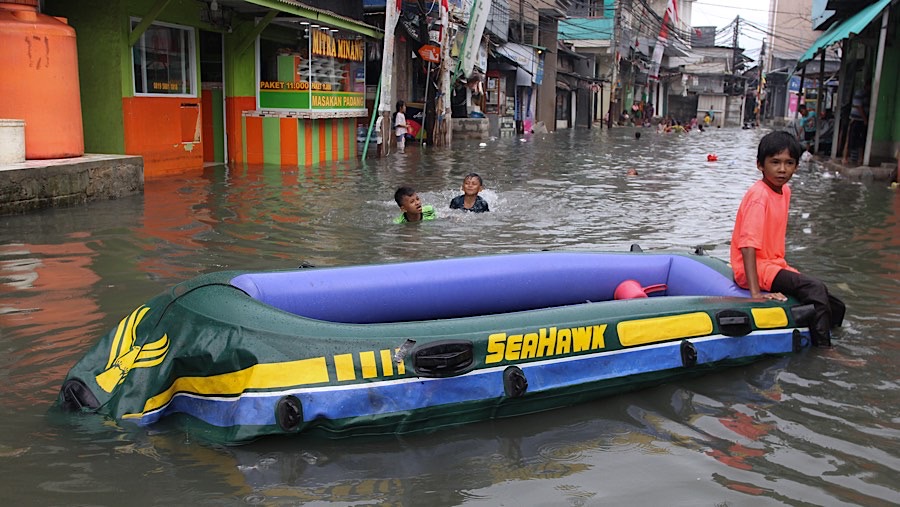 Banjir setinggi 20-60 cm menggenangi akses menuju Pelabuhan Muara Angke. (Bloomberg Technoz/Andrean Kristianto)