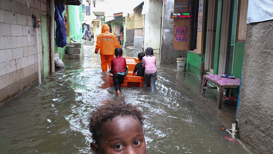 Banjir rob kembali melanda permukiman warga di kawasan Muara Angke. (Bloomberg Technoz/Andrean Kristianto)