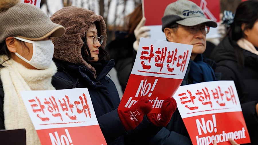 Pendukung Presiden Korea Selatan Yoon Suk Yeol berkumpul di luar Mahkamah Konstitusi di Seoul, Korsel, Selasa (14/1/2025). (SeongJoon Cho/Bloomberg)