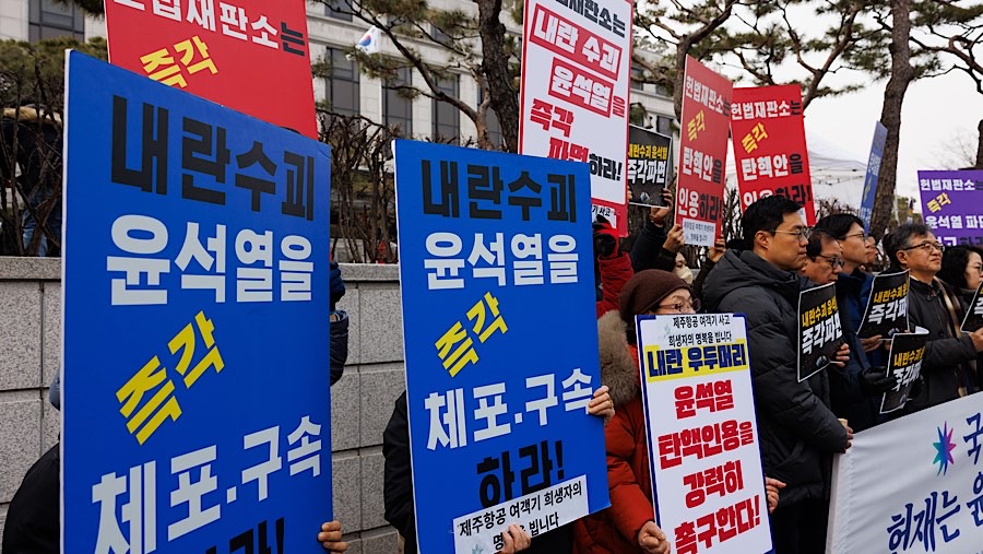 Mereka berkumpul karena hari ini Mahkamah Konstitusi Korea menggelar sidang. (SeongJoon Cho/Bloomberg)