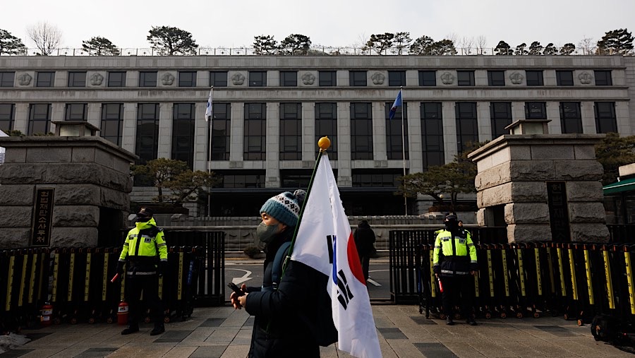 Pendukung Yoon Suk Yeol memprotes pemakzulannya di luar Mahkamah Konstitusi di Seoul, Korsel, Selasa (14/1/2025). (SeongJoon Cho/Bloomberg)