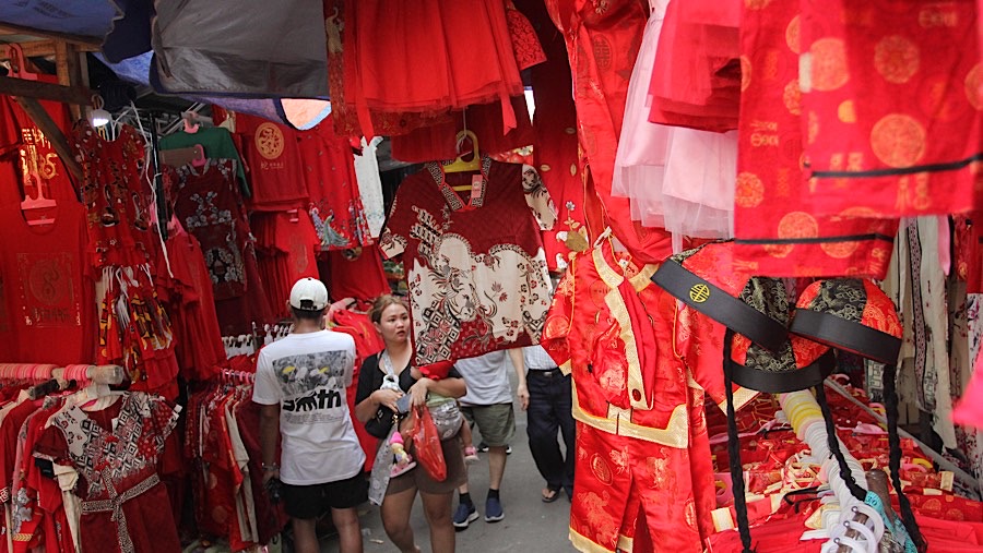 Baju bergambar Shio Ular Kayu banyak dijual di kawasan Petak Sembilan, Jakarta Barat. (Bloomberg Technoz/Andrean Kristianto)