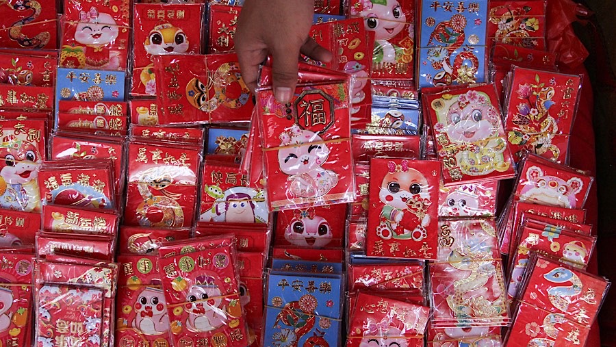 Biasanya saat Imlek umat Tionghoa membagikan Angpao. (Bloomberg Technoz/Andrean Kristianto)