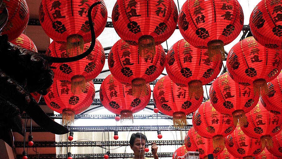 Pekerja memasang lampion di Klenteng Bio Hok Tek Tjeng Sin, Jakarta, Rabu (15/1/2025). (Bloomberg Technoz/Andrean Kristianto)