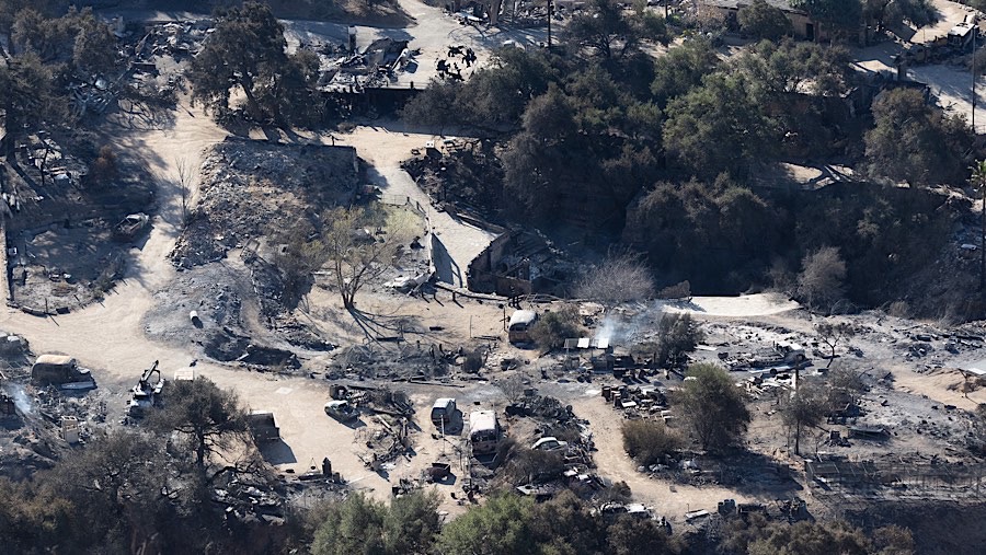 Bangunan rusak di lingkungan permukiman usai Kebakaran Eaton di Altadena, California, AS, Senin (13/1/2024). (Benjamin Fanjoy/Bloomberg)