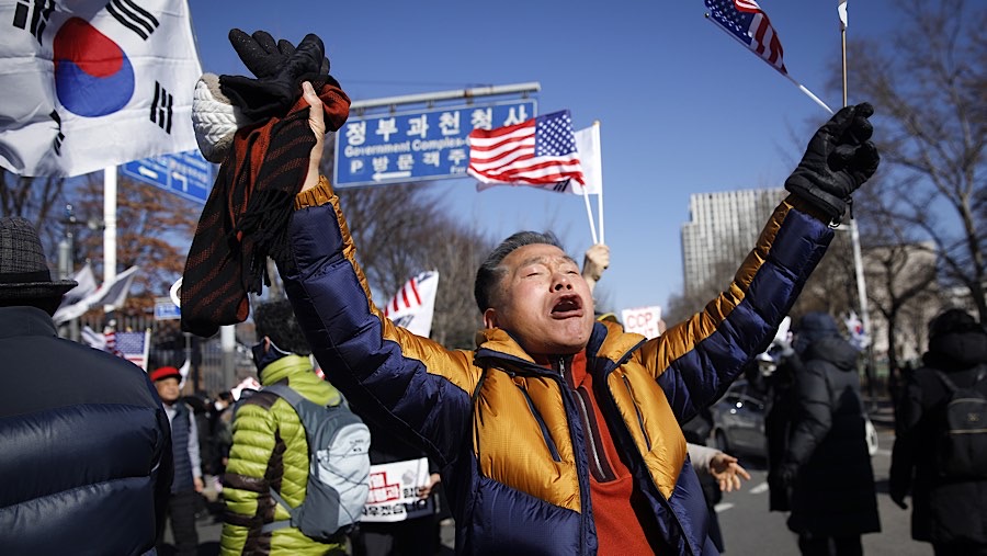 Para penyelidik bisa menahan presiden selama 48 jam dan kemungkinan besar akan menginterogasinya. (Woohae Cho/Bloomberg)