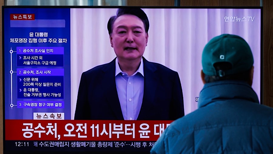 Layar menampilkan berita penangkapan Presiden Yoon Suk Yeol di Stasiun Seoul, Korea Selatan, Rabu (15/1/2025). (SeongJoon Cho/Bloomberg)