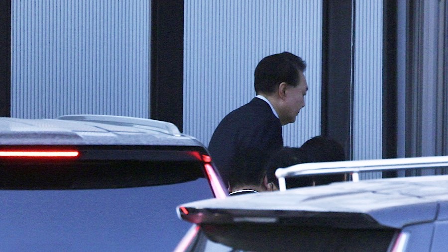 Presiden Korsel Yoon Suk Yeol tiba di Kantor Investigasi Korupsi untuk Pejabat Tinggi di Gwacheon. Korea Pool)