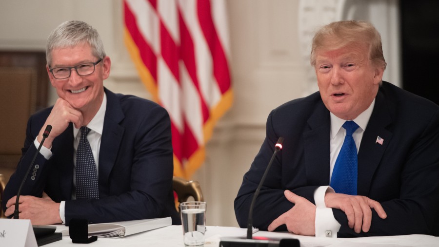 Tim Cook, CEO Apple bersama Donald Trump. (Bloomberg)