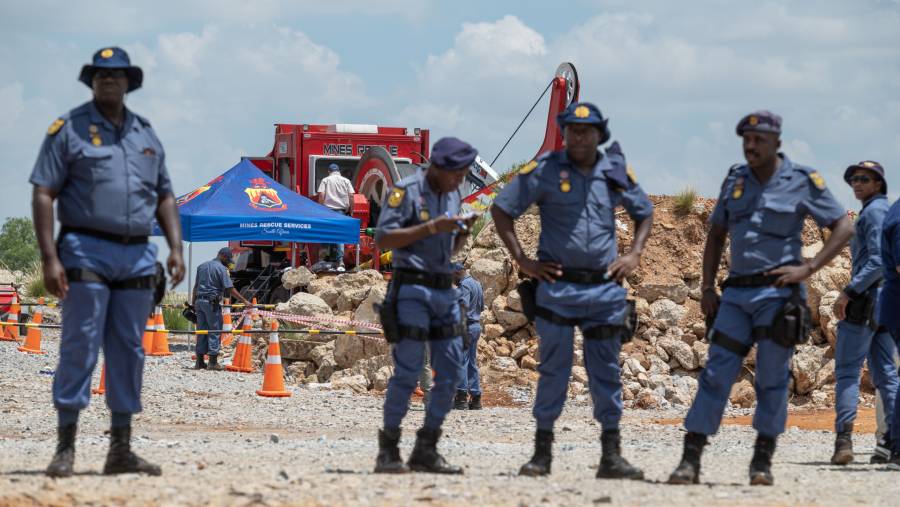 Operasi penyelamatan bagi para penambang yang terjebak di tambang emas terbengkalai di Stilfontein, Afrika Selatan (Fotografer: Leon Sadiki/Bloomberg)