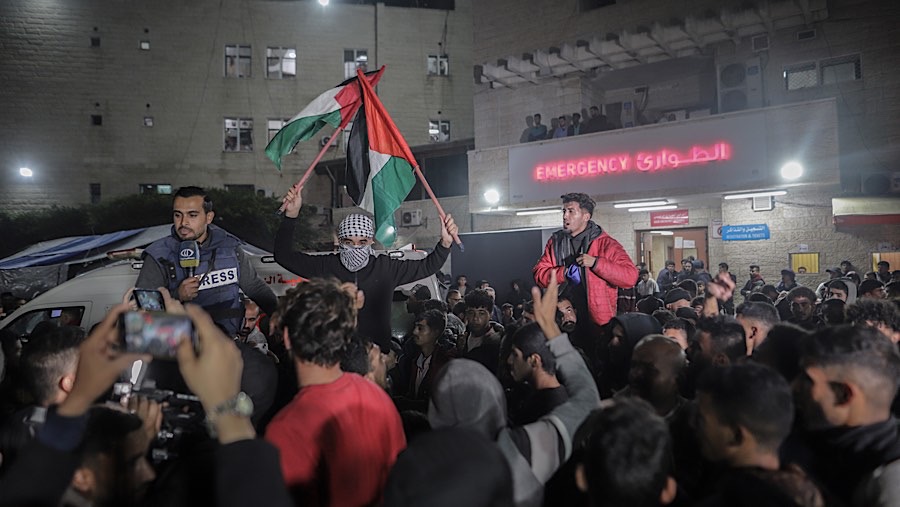 Warga Palestina merayakan kemenangan setelah pengumuman perjanjian gencatan senjata di Deir al-Balah, Gaza, Rabu (15/1/2025). (Ahmad Salem/Bloomberg)