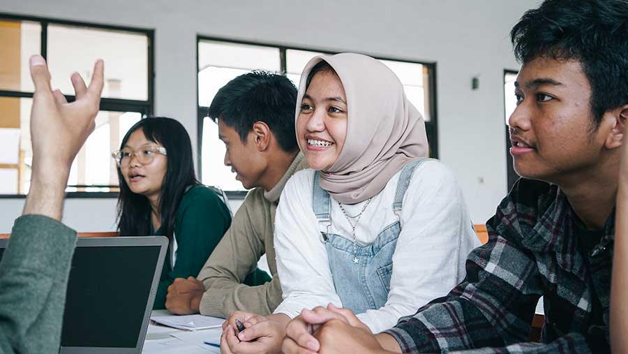 Ilustrasi Mahasiswa di Kampus (Envato)