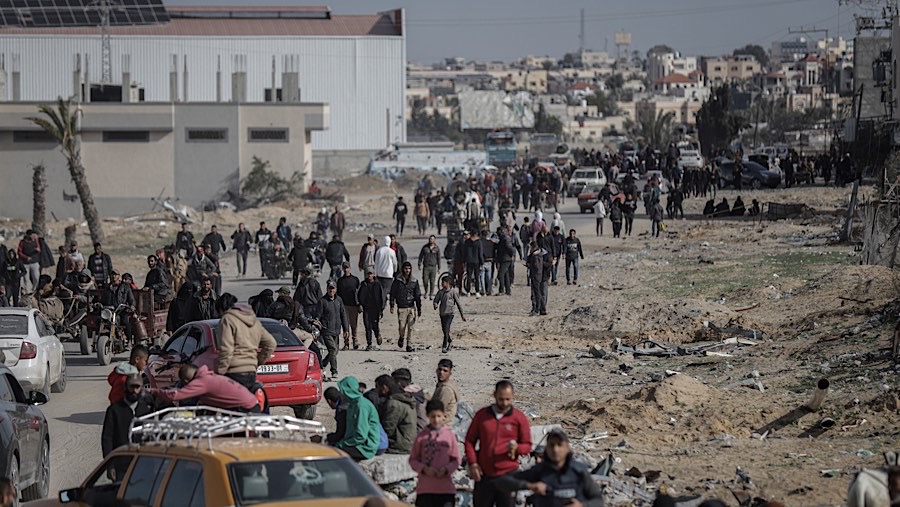 Warga Palestina kembali ke rumah mereka setelah gencatan senjata di Rafah, Gaza selatan, Minggu (19/1/2025). (Ahmad Salem/Bloomberg)