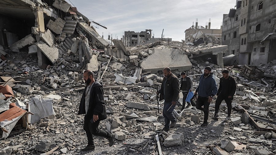 Warga Palestina kembali ke rumah mereka setelah gencatan senjata di Rafah, Gaza selatan, Minggu (19/1/2025). (Ahmad Salem/Bloomberg)