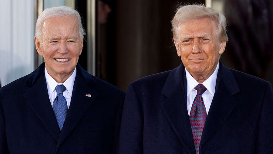 Presiden AS Joe Biden & Presiden terpilih Donald Trump selama upacara penyambutan di Washington DC, Senin (20/1/2025). (Jim Lo Scalzo/EPA/Bloomberg)