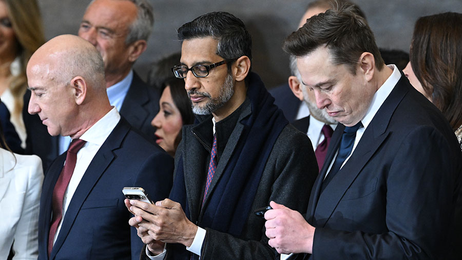 Pendiri Amazon Jeff Bezos, CEO Google Sundar Pichai & CEO Tesla Elon Musk turut juga hadir dalam pelantikan tersebut. (Saul Loeb/AFP/Bloomberg)