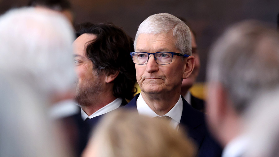 Pelantikan dihadiri para petinggi raksasa teknologi salah satunya CEO Apple Tim Cook. (Kevin Lamarque/ReutersBloomberg)