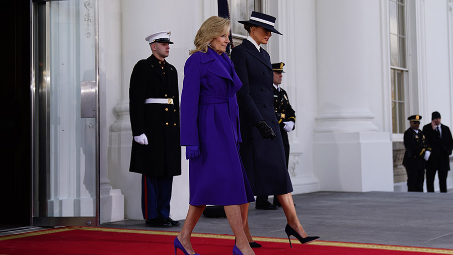 Jill Biden & Melania Trump meninggalkan Gedung Putih jelang pelantikan Donald Trump di Washington DC, Senin (20/1/2025). (Will Oliver/EPA/Bloomberg)