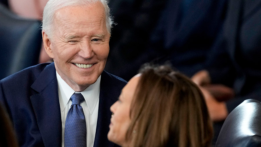 Hadir pula Presiden Joe Biden bersama istri dan Wakil Presiden Kamala Harris bersama suami. (Julia Demaree Nikhinson/AP Photo/Bloomberg)