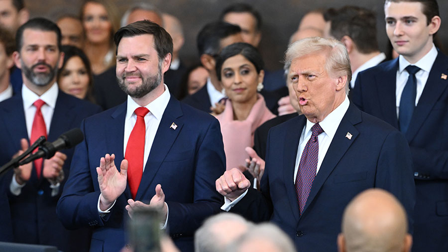 Presiden terpilih Donald Trump & Wapres terpilih JD Vance tiba untuk pelantikan presiden di Gedung DPR AS, Senin (20/1/2025) (Saul Loeb/AFP/Bloomberg)