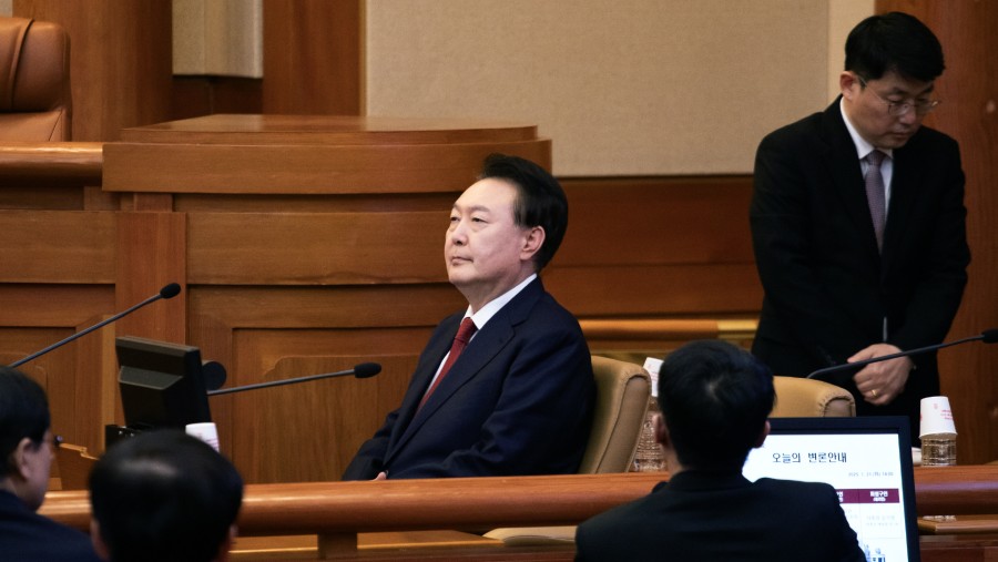 Presiden Korsel Yoon Suk Yeol hadir di sidang Mahkamah Konstitusi. (Woohae Cho/Bloomberg)