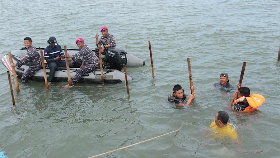 TNI AL dan masyarakat melakukan pembongkaran pagar laut, Sabtu (18/1/2025). (Tangkapan Layar via pasmar1.tnial.mil.id)