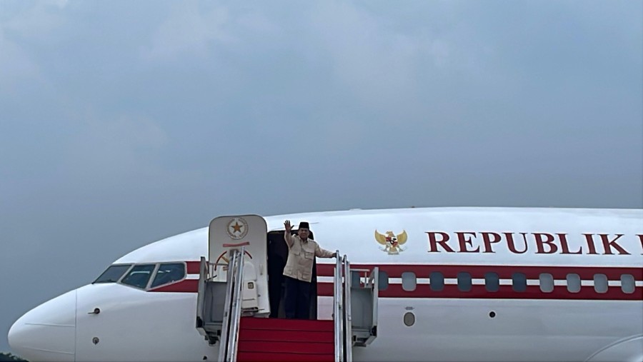 Prabowo di Pesawat Kepresidenan saat ingin berangkat kunjungan kerja luar negeri ke India dan Malaysia. (Bloomberg Technoz/ Azura Yumna)