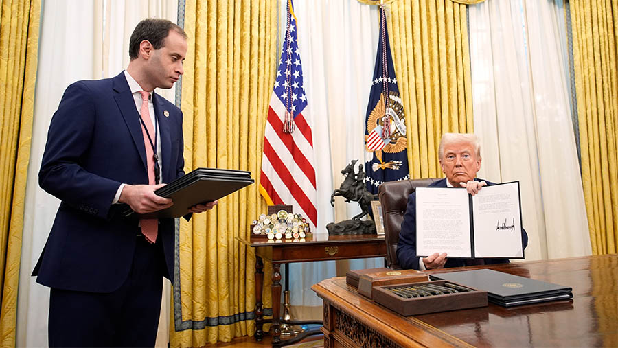 Presiden Donald Trump menandatangani terkait mata uang kripto dan AI di Gedung Putih, Washington, DC, Kamis (23/1/2025). (Yuri Gripas/Abaca/Bloomberg)