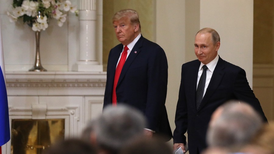 Donald Trump dan Vladimir Putin tiba di konferensi pers di Helsinki, Finlandia, tahun 2018. (Chris Ratcliffe/Bloomberg)