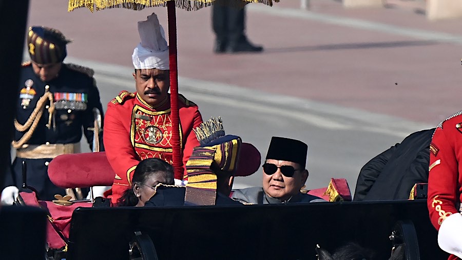 Presiden India Droupadi Murmu & Presiden RI Prabowo Subianto saat parade Hari Republik di New Delhi, Minggu (26/1/2025). (Prakash Singh/Bloomberg)