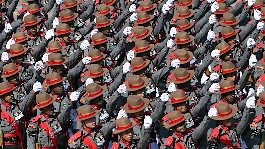 Kontingen Assam Rifles India selama parade Hari Republik di Jalan Kartavya di New Delhi, India, Minggu (26/1/2025). (Prakash Singh/Bloomberg)