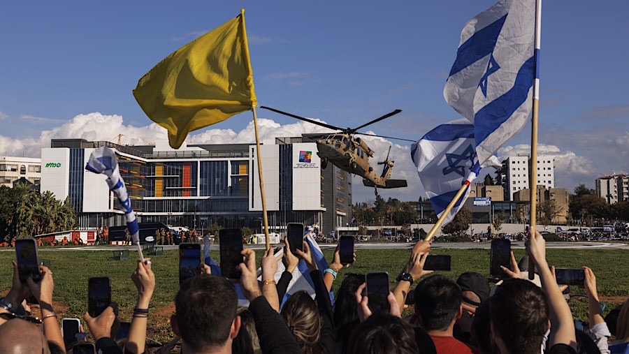 Penyerahan ini sebagai bagian dari pertukaran kedua dalam kesepakatan gencatan senjata yang telah berlangsung selama sepekan. (Kobi Wolf/Bloomberg)