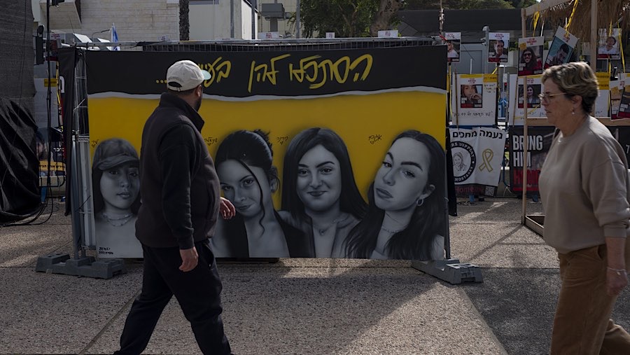 Keempat tentara itu, Karina Ariev, Daniella Gilboa, dan Naama Levy, semuanya berusia 20 tahun, serta Liri Albag, 19 tahun. (Kobi Wolf/Bloomberg)