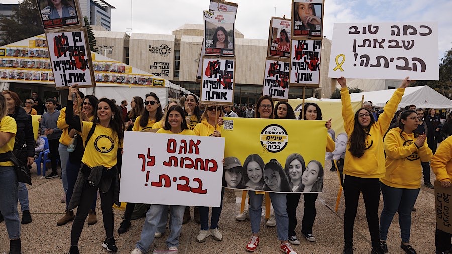 Warga menonton siaran langsung pembebasan para sandera, di Tel Aviv, Israel, Sabtu (25/1/2025).(Kobi Wolf/Bloomberg)