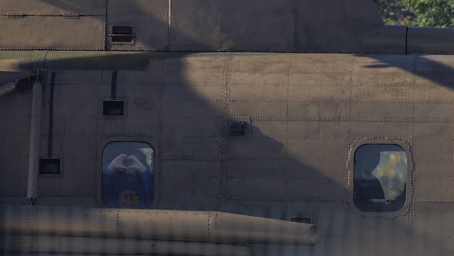 Dari dalam helikopter Liri Albag, membuat bentuk hati dengan tangannya saat tiba di rumah sakit Bellinson di dekat Tel Aliv. (Kobi Wolf/Bloomberg)