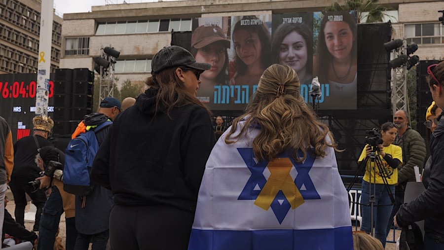 Hamas menyerahkan empat tentara perempuan Israel yang ditahan di Gaza (Kobi Wolf/Bloomberg)