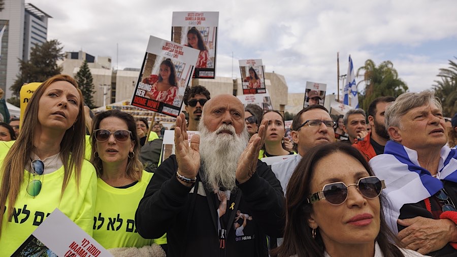 Warga menonton siaran langsung pembebasan para sandera, di Tel Aviv, Israel, Sabtu (25/1/2025).  (Kobi Wolf/Bloomberg)