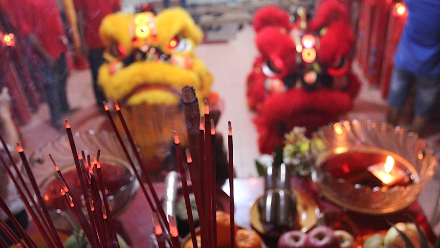 Pemain barongsai tampil di Vihara Punna Karya, Curug Kulon, Kab. Tangerang, Banten, Selasa (28/1/2025). (Bloomberg Technoz/Andrean Kristianto)