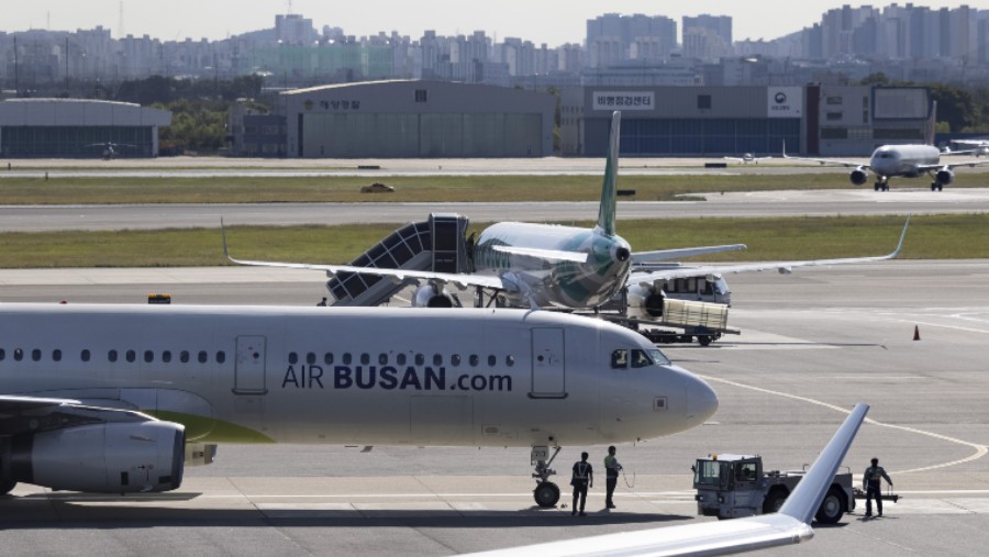 Pesawat Air Busan di Gimpo International Airport, di Seoul, Korea Selatan. Fotografer: SeongJoon Cho/Bloomberg